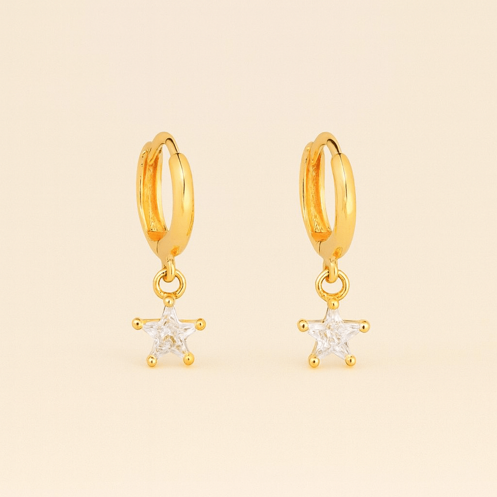 Detalhe do brinco argolinha dourado Auryn com zircônia estrela