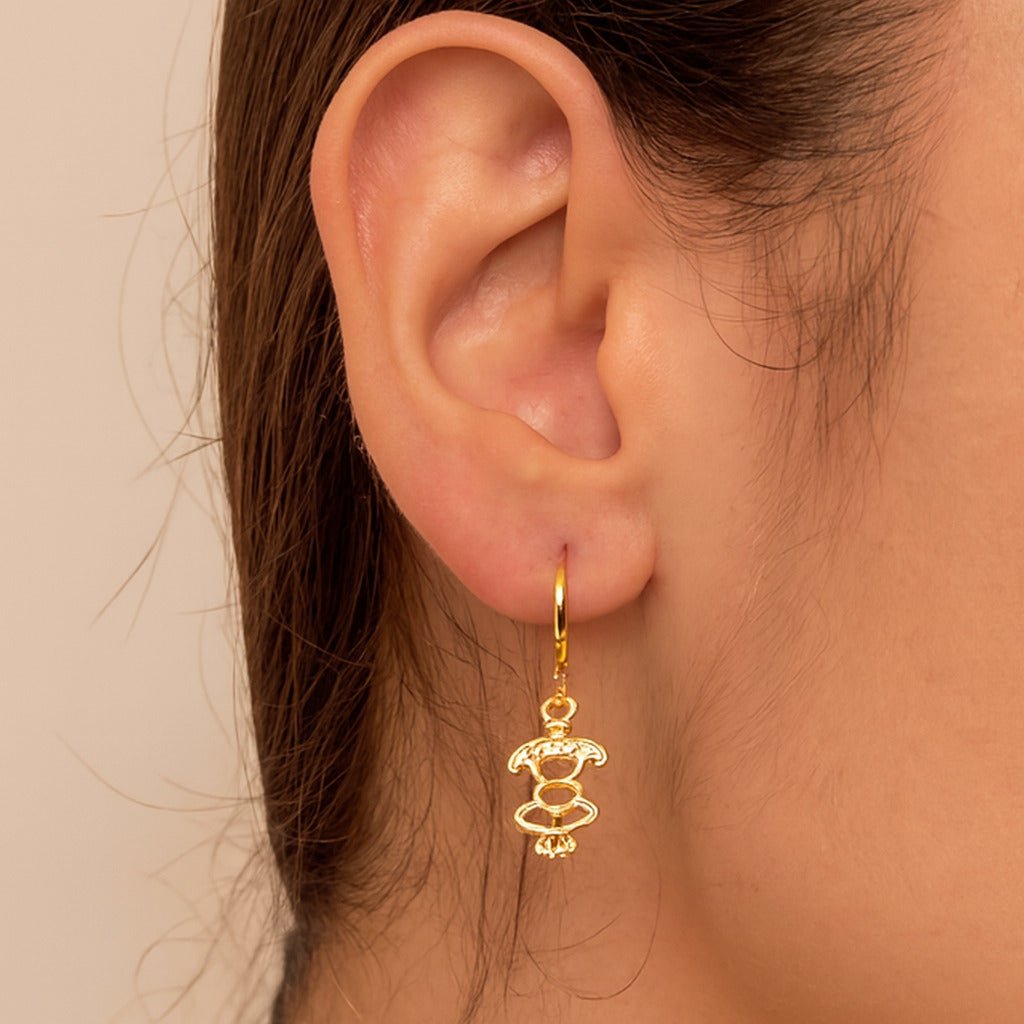 Brinco dourado de argolinha infantil Auryn com pedras de zircônia