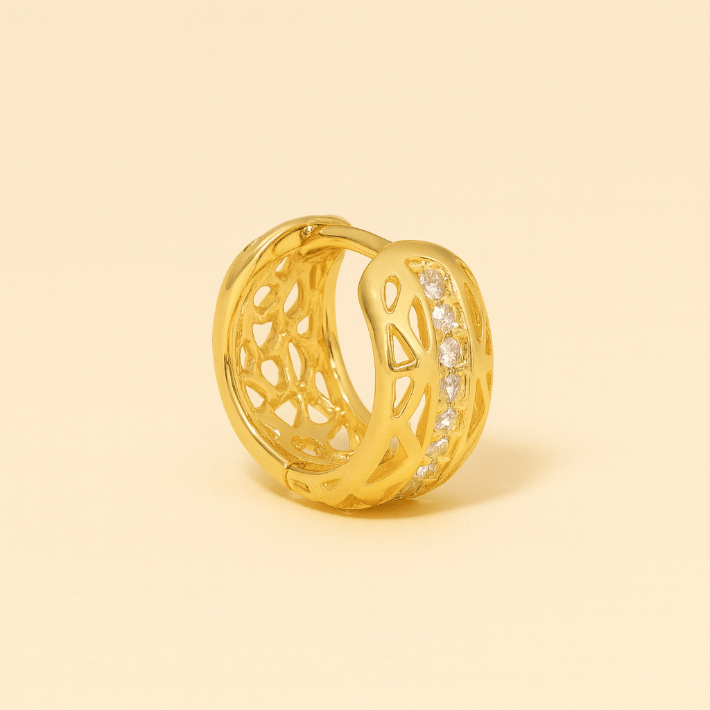 Argolinha dourada vazada Auryn com zircônias cravejadas