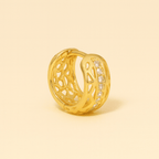 Argolinha dourada vazada Auryn com zircônias cravejadas