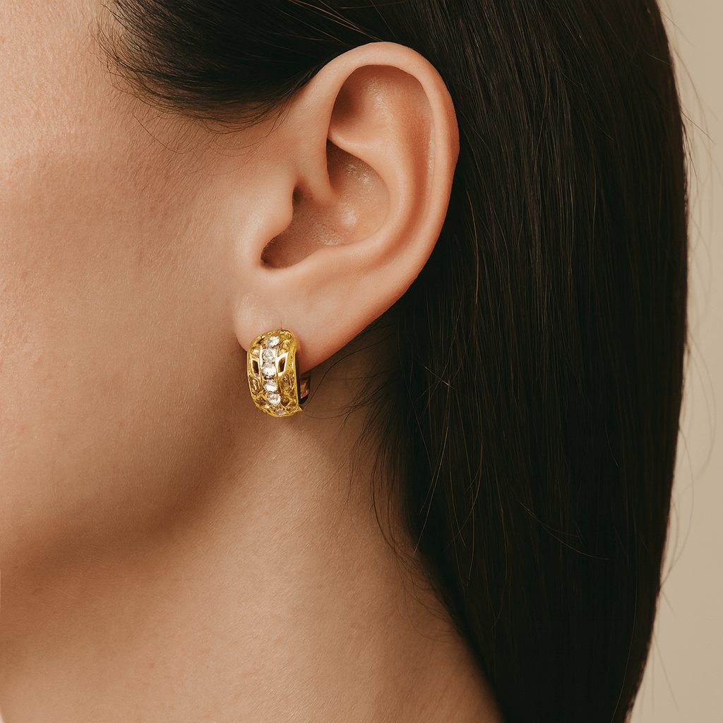 Brinco dourado de argolinha vazada Auryn com pedras de zircônia