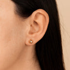 Brinco dourado de bolinha Auryn com acabamento polido e design minimalista