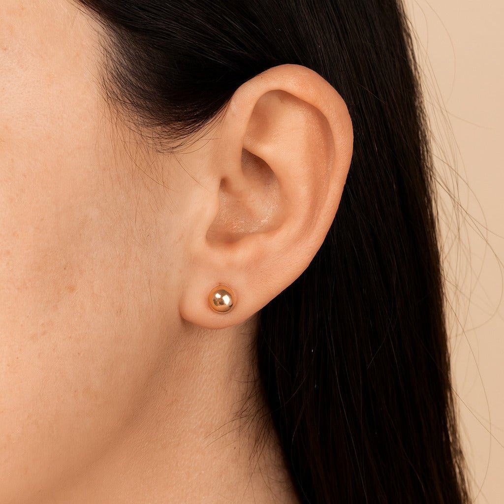 Brinco dourado de bolinha Auryn com acabamento polido e design minimalista