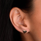 Detalhe do brinco dourado de coração médio Auryn com brilho sofisticado