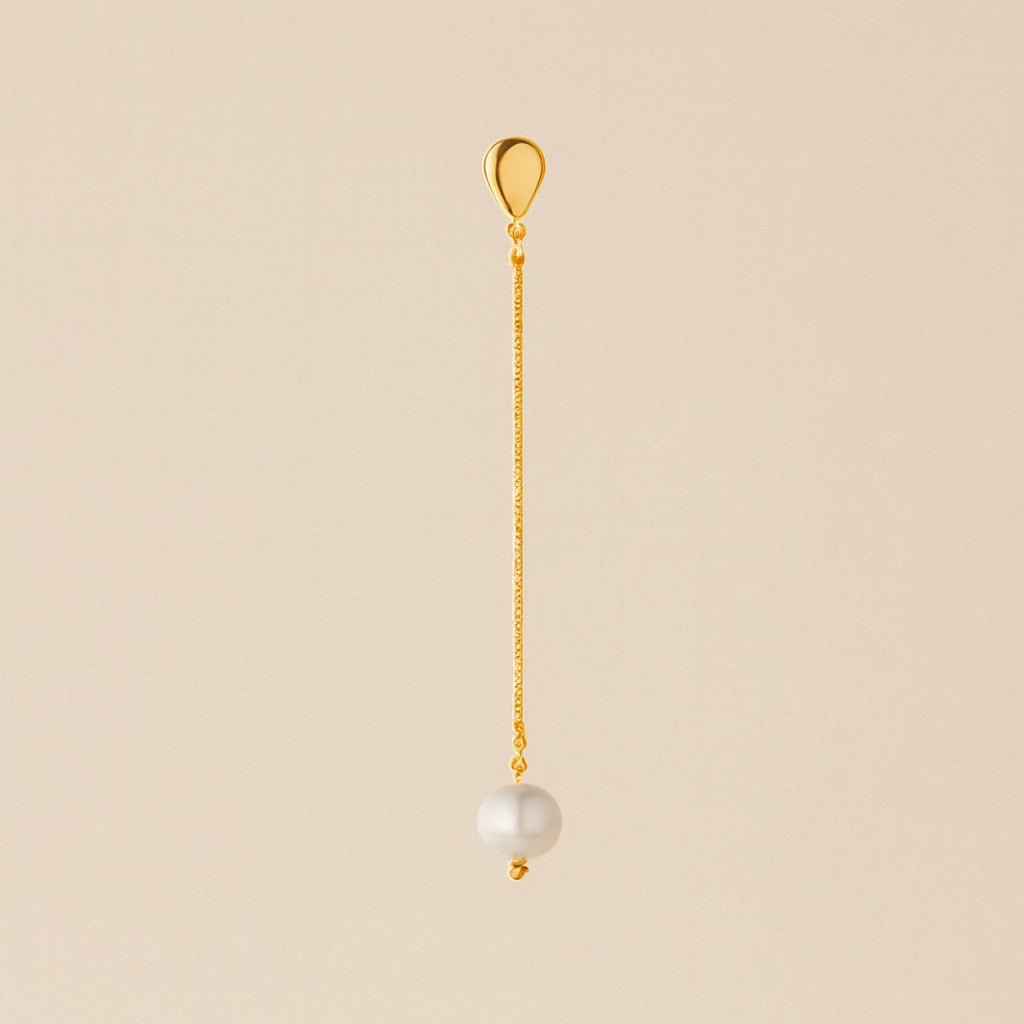 Brinco de corrente dourado Auryn com detalhe em pérola sofisticada