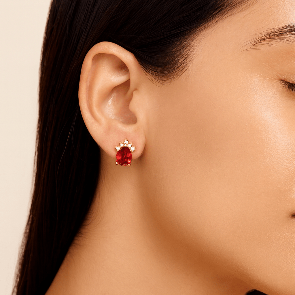 Brinco dourado Auryn de coração com pedra natural e zircônia