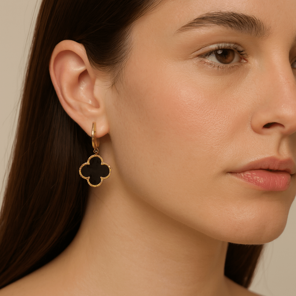 Brinco Dourado de Trevo com Zircônia Preta - Minha loja