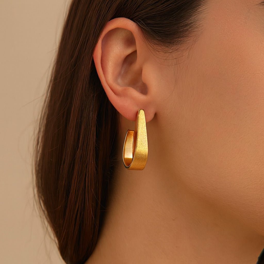 Brinco Dourado Formato Gota Escovado Auryn - Minha loja