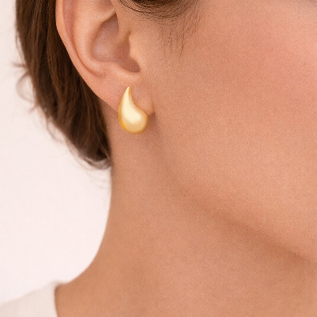 Brinco Dourado Gota Curvada Grande Auryn - Minha loja