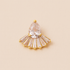 Brinco Auryn dourado formato gota e coroa com zircônias