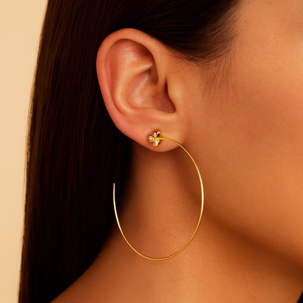 Brinco Dourado Grande de Argola com Detalhe de Flor em Strass Auryn - Minha loja