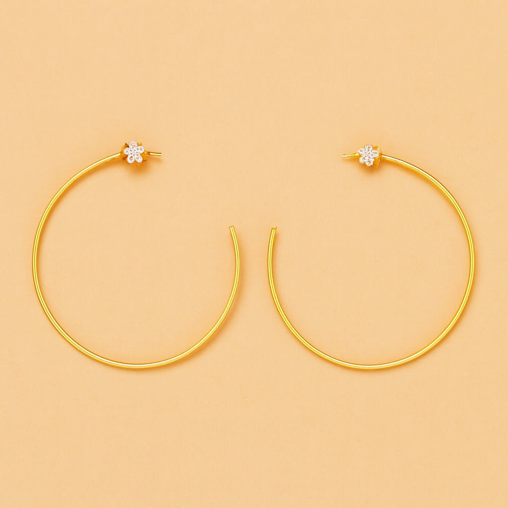 Brinco Dourado Grande de Argola com Detalhe de Flor em Strass Auryn - Minha loja