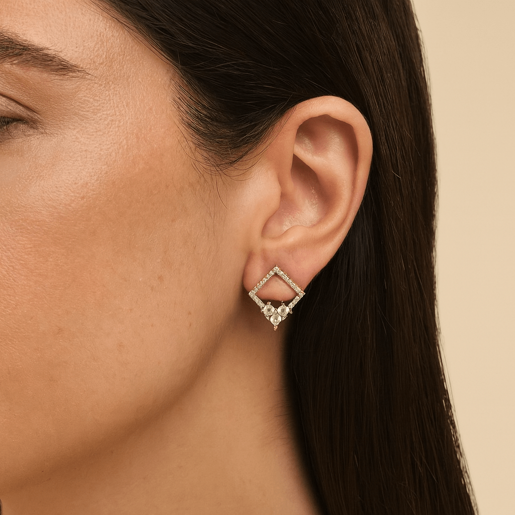 Brinco dourado quadrado Auryn com 30 pedras de zircônia cravejadas