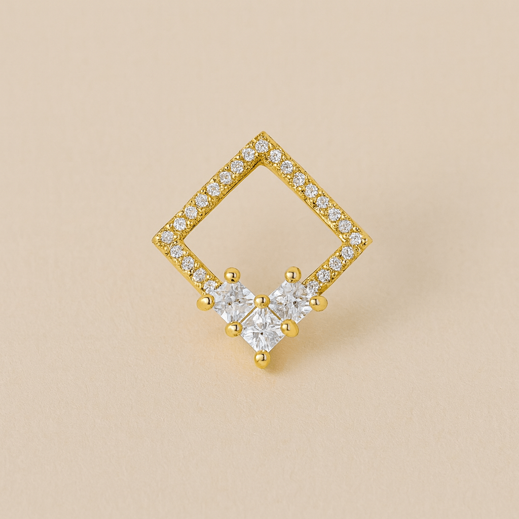 Brinco quadrado dourado Auryn com 30 zircônias em semijoia premium