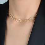 Detalhe da choker dourada Ayren com corrente e extensor