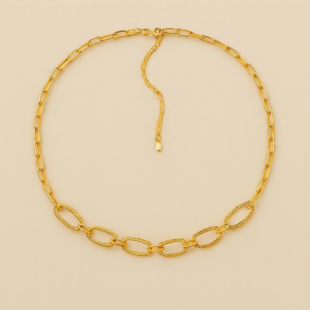 Choker dourada de corrente Ayren em semijoia elegante