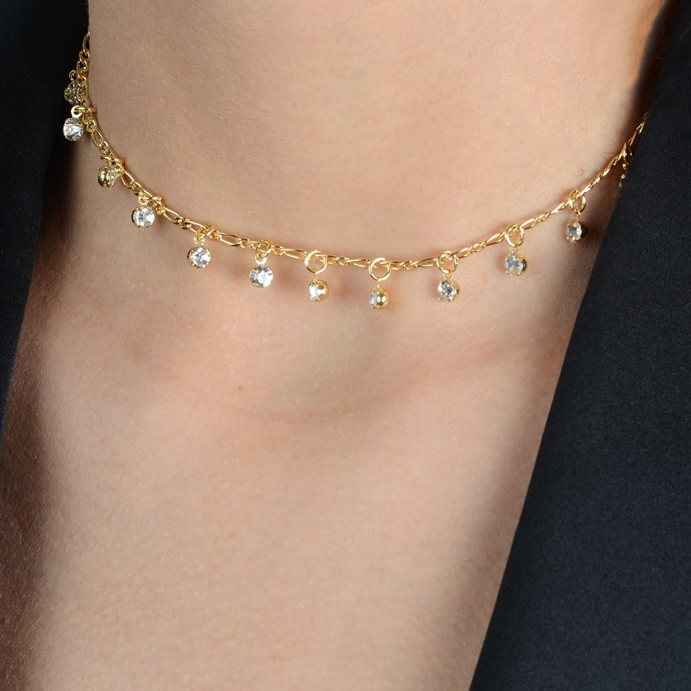 Detalhe da choker dourada Ayren com pontos de luz delicados