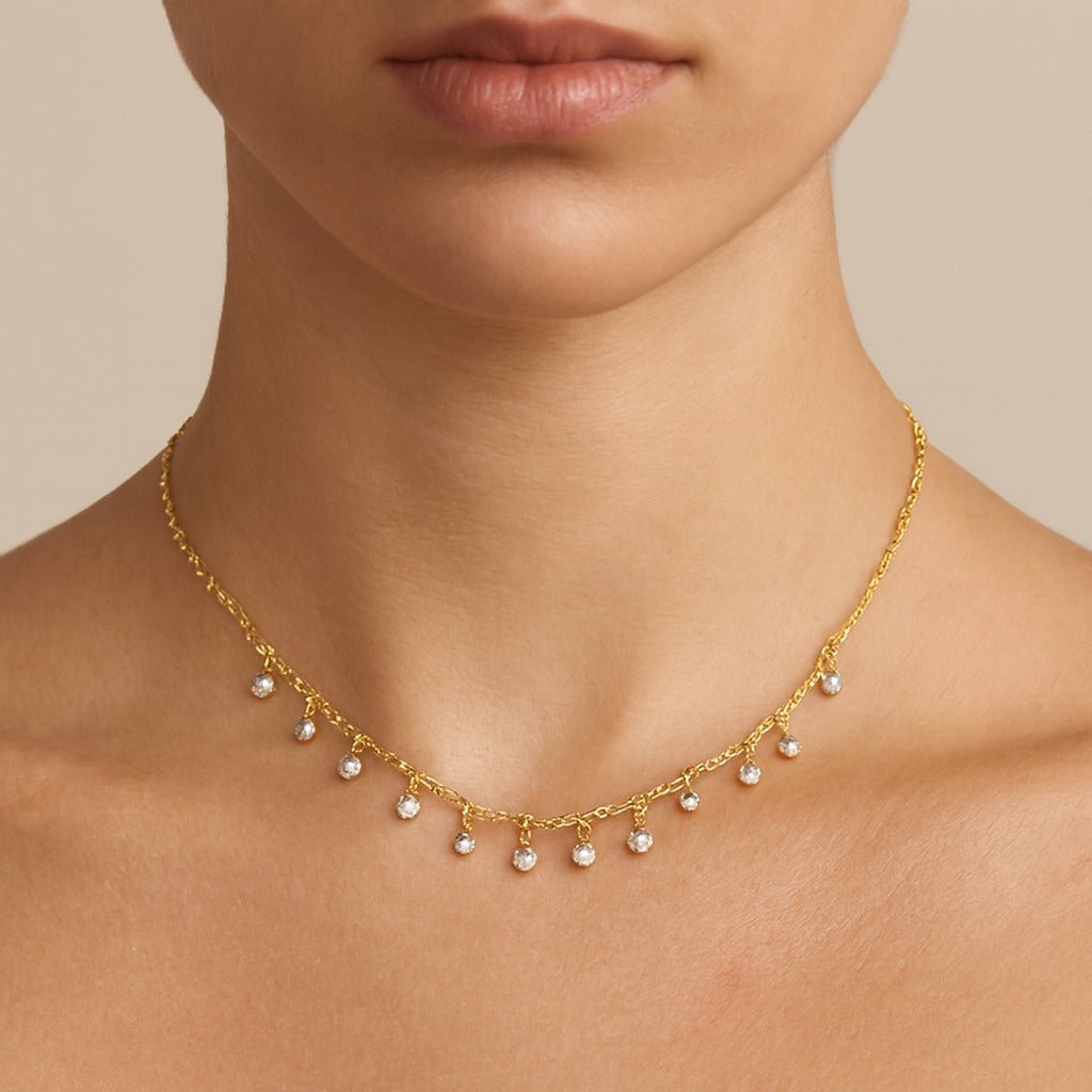 Choker dourada Ayren com pontos de luz e extensor ajustável