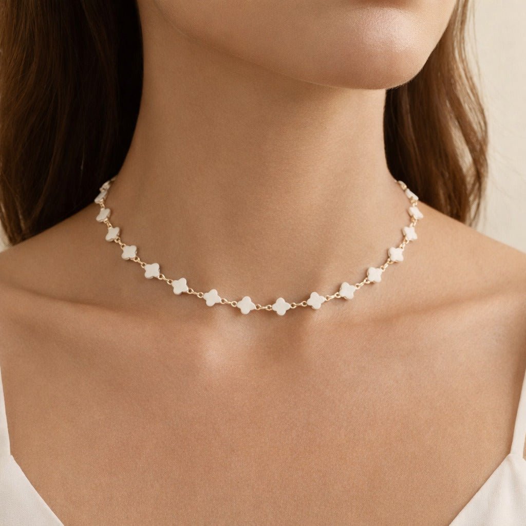 Colar Dourado com Trevos Brancos Auryn - Minha loja