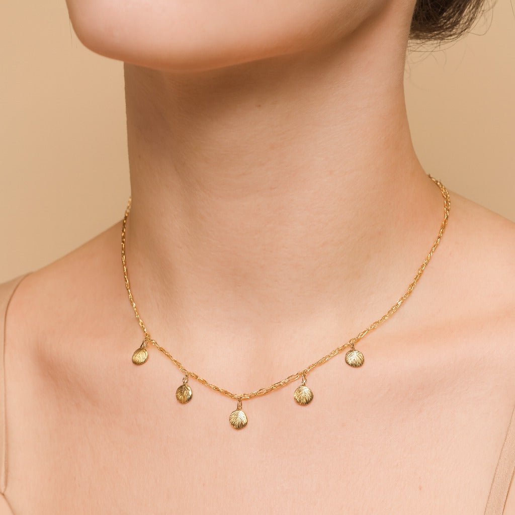 Colar dourado Ayren com conchas em design delicado e elegante