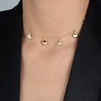 Detalhe do colar dourado Ayren com conchas e acabamento sofisticado