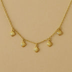 Colar dourado Ayren com conchas em design delicado e elegante