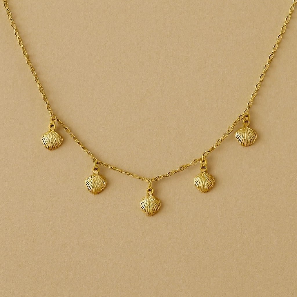 Colar dourado Ayren com conchas em design delicado e elegante