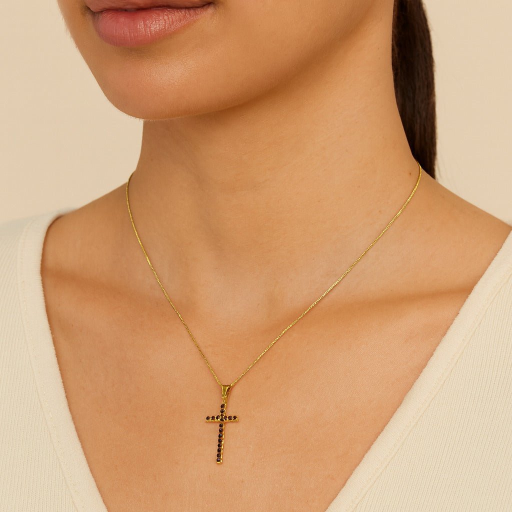 Colar Dourado de Cruz Cravejado de Pedra Natural Negra Auryn - Minha loja