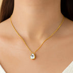Colar dourado Ayren com pingente de gota em zircônia elegante