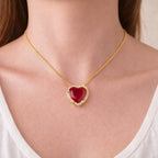 Colar Dourado de Pedra Natural Vermelha Coração Cravejado de Zircônia Auryn - Minha loja