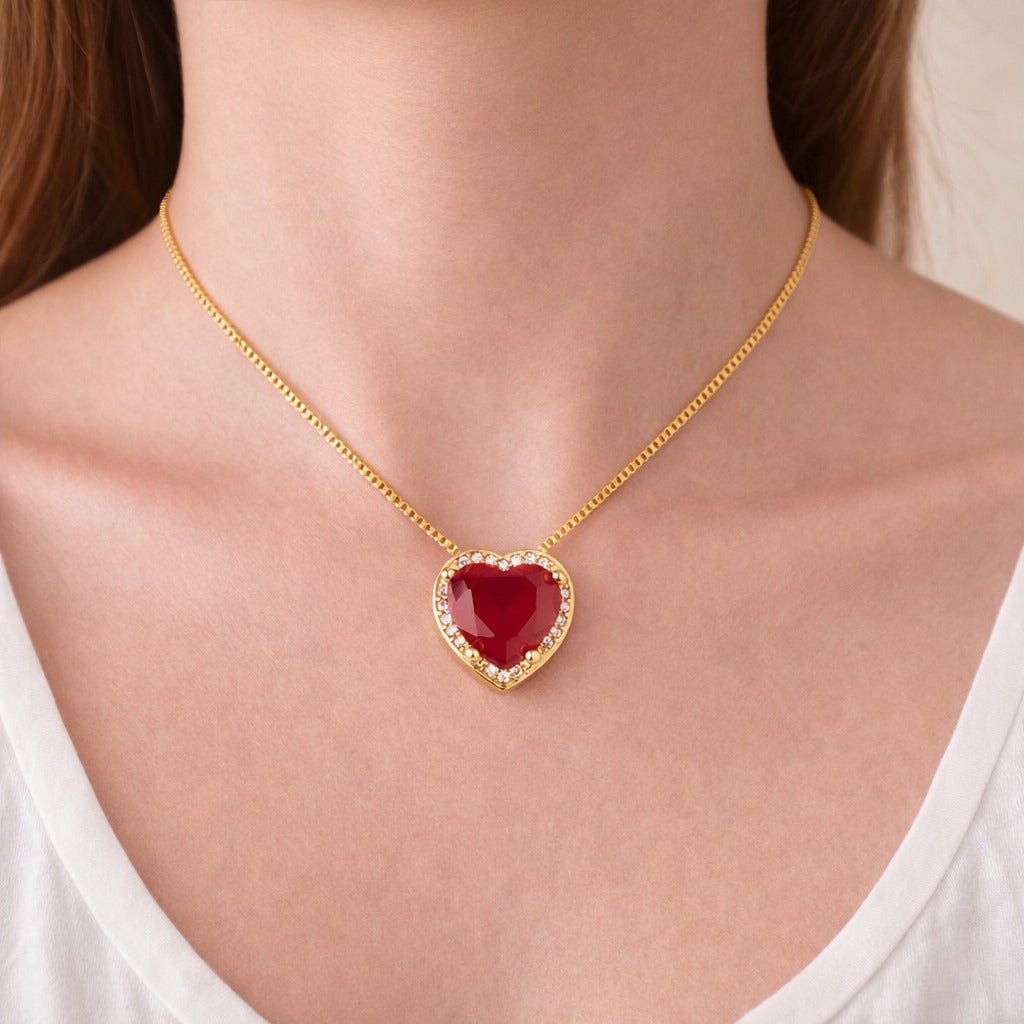 Colar Dourado de Pedra Natural Vermelha Coração Cravejado de Zircônia Auryn - Minha loja