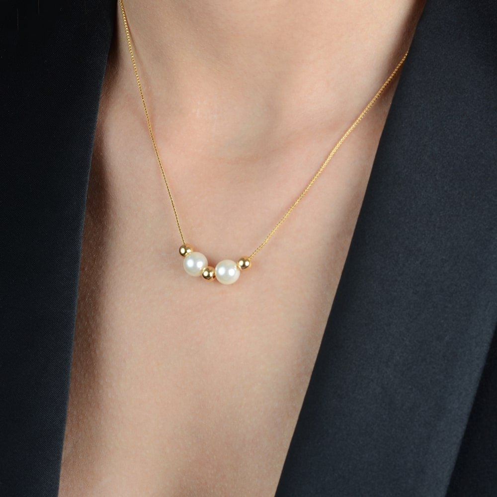 Colar dourado de pérolas e esferas Ayren em semijoia premium