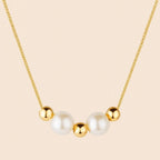 Colar dourado Ayren com pérolas e esferas em design elegante