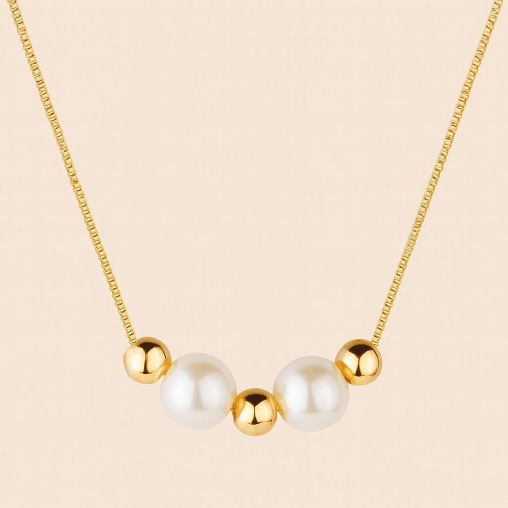 Colar dourado Ayren com pérolas e esferas em design elegante