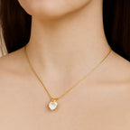 Colar dourado Ayren com zircônia em formato de coração delicado