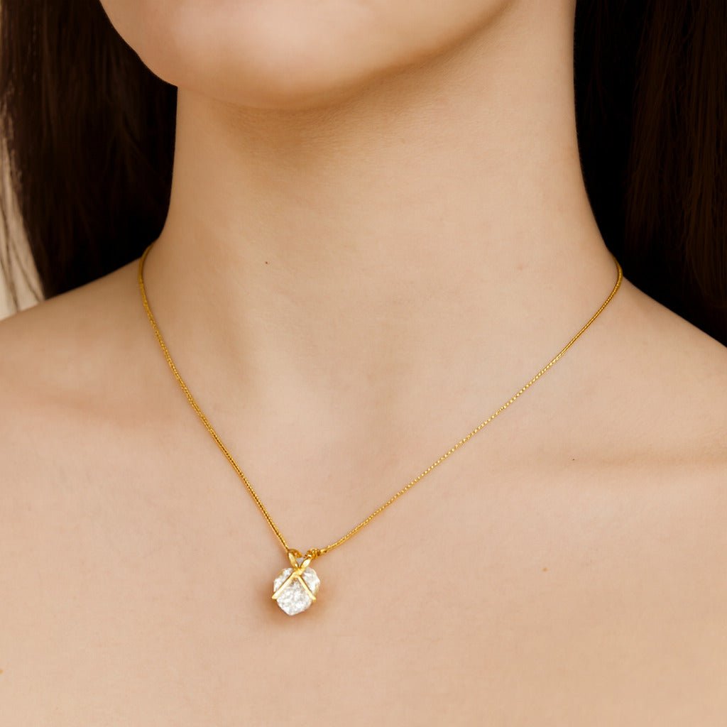 Colar dourado Ayren com zircônia em formato de coração delicado