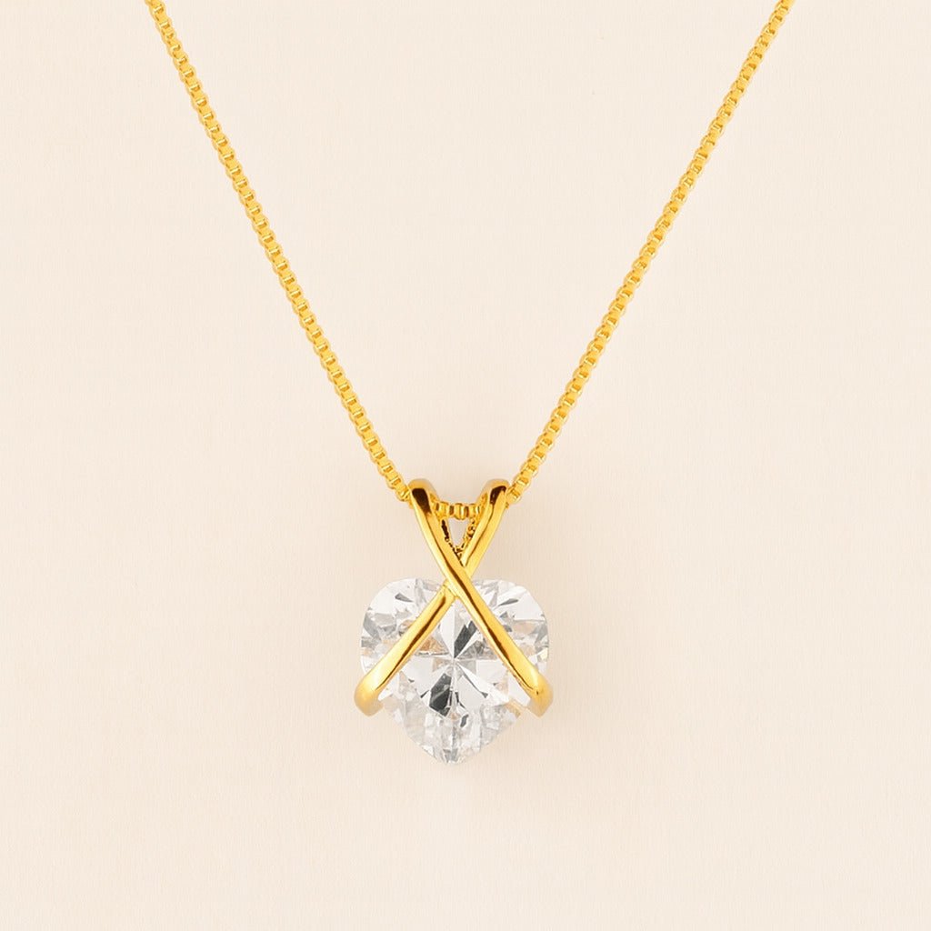 Colar dourado de coração Ayren com zircônia em semijoia premium