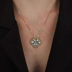 Colar Dourado e Prateado de Flor Auryn - Minha loja