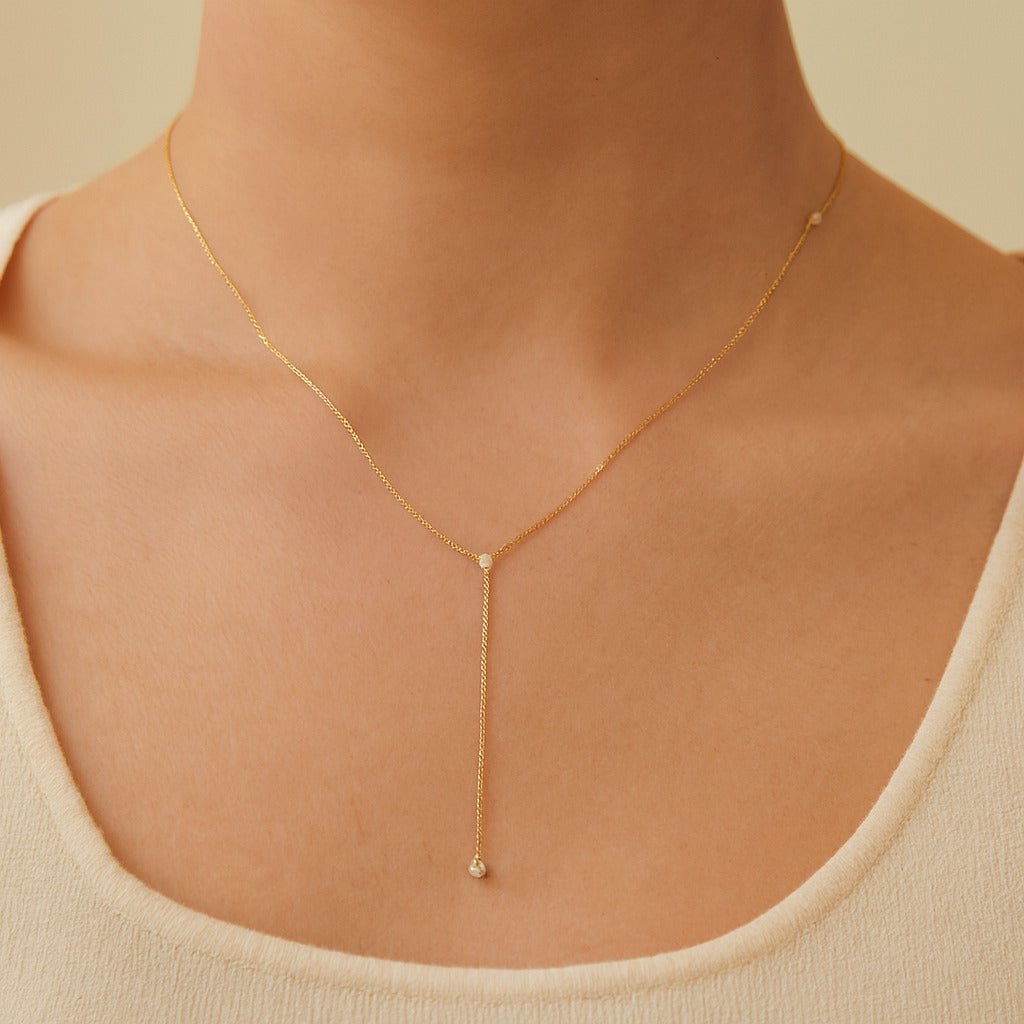 Colar dourado gravatinha Ayren com pontos de luz em zircônia