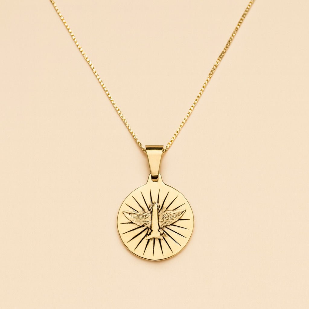 Colar dourado religioso Ayren com medalha do Espírito Santo