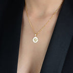 Colar dourado Ayren com medalha Espírito Santo em semijoia premium