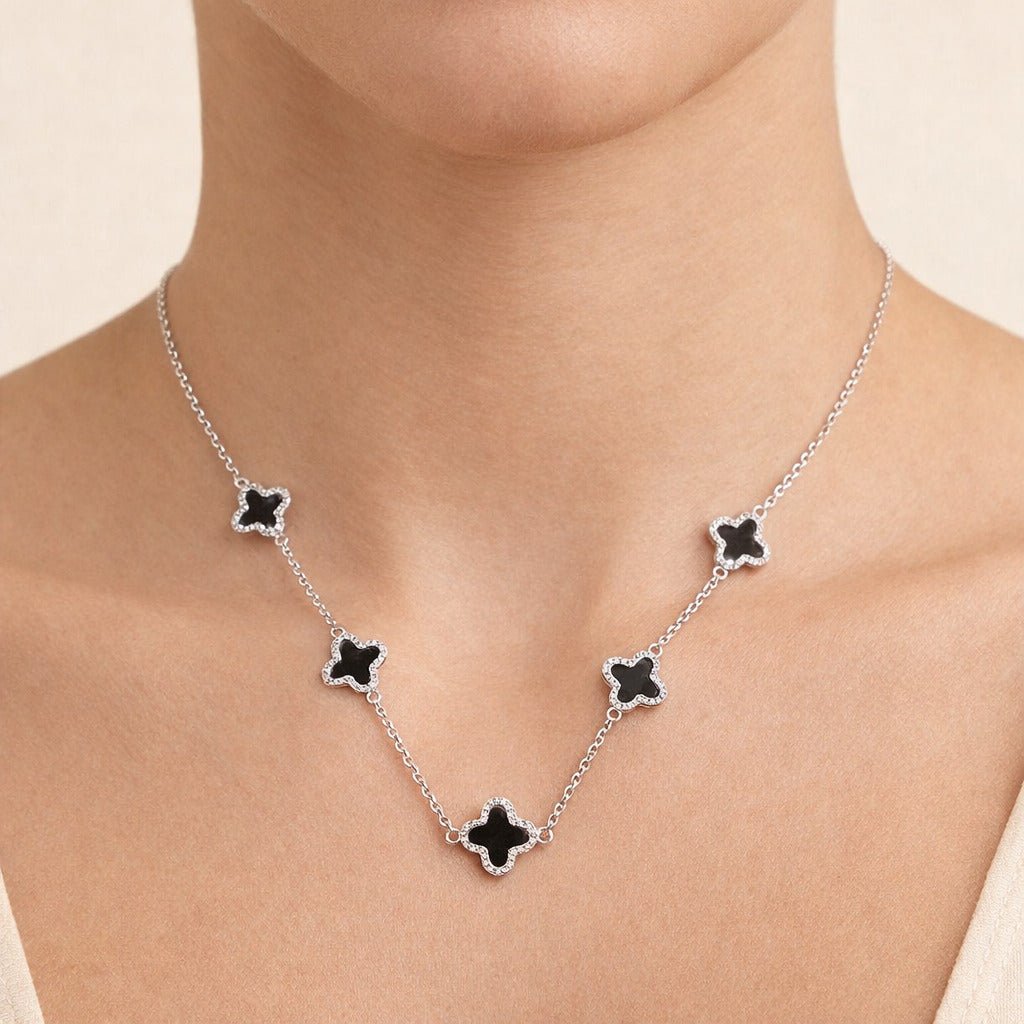 Colar Prateado de Trevos Pretos Cravejados de Zircônia Auryn - Minha loja