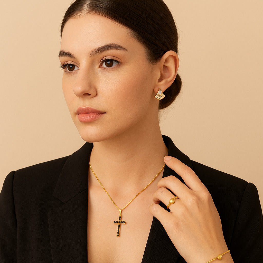 Combo Auryn com colar dourado de cruz cravejado, brinco gota e coroa e anel de falange