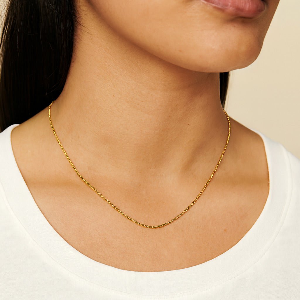 Colar dourado Ayren com ponto de luz em zircônia delicada