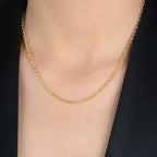 Detalhe do colar dourado Ayren com pingente ponto de luz em zircônia