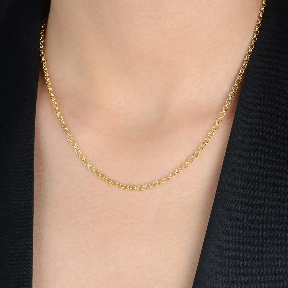 Detalhe do colar dourado Ayren com pingente ponto de luz em zircônia