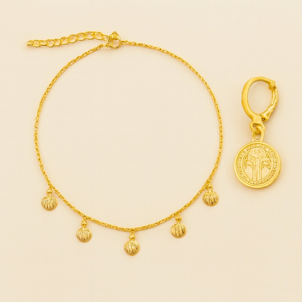 Kit: Colar Banhado a Ouro Conchas + Brinco Argolinha Banhado a Ouro com Medalha Religiosa - Auryn Store