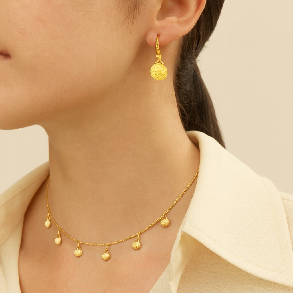 Kit: Colar Banhado a Ouro Conchas + Brinco Argolinha Banhado a Ouro com Medalha Religiosa - Auryn Store