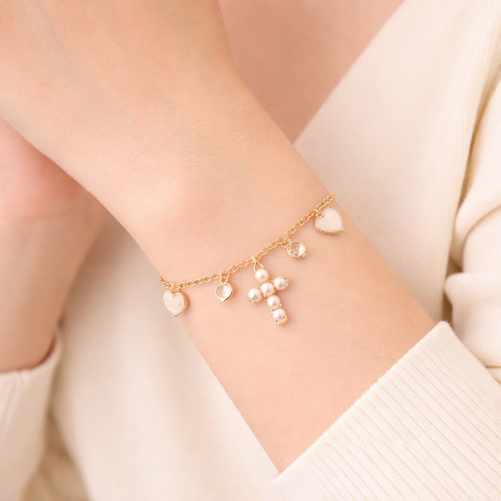 Kit: Tornozeleira Banhada a Ouro 5 Corações e Pulseira Banhada a Ouro Religiosa Cruz com Pérolas e Coração Madrepérola - Auryn Store