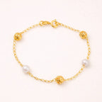 Pulseira Dourada de Pérolas e Esferas Vazadas Auryn - Minha loja